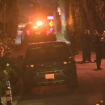 Един от най-известните холивудски режисьори и съпругата му са открити мъртви в дома им