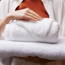 Кърпите ще бъдат бели и меки като в скъп хотел: Камериерката откри трик за пране без омекотител