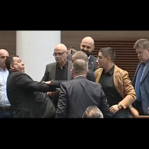 Бой в Парламента! Радостин Василев раздава ритници и юмруци като Роки