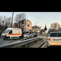 Жена блъсна дете пред училище в София - пресичало е на зелено! Детето е в