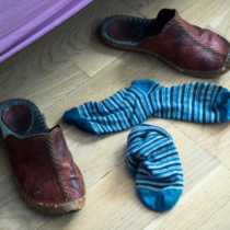 Оставяте ли си чорапите до леглото, преди да си легнете? След като чуете обяснението, никога повече няма да го направите