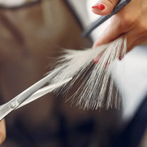 Защо не бива да оставяте подстриганите си кичури на фризьор