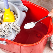 Защо трябва да добавяте сол към водата, когато миете подовете