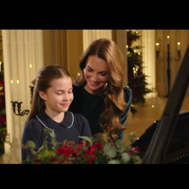 Кейт Мидълтън и Шарлот трогнаха с емоционално изпълнение навръх Коледа - хората не откъснаха очи от майка и дъщеря!