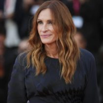 Обсипаха я с комплименти, изглежда с 20 години по-млада- Джулия Робъртс без капка грим е буквално красива