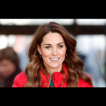 Когато Кейт Мидълтън пристигна на банкета, всичко спря: 2600 диаманта на главата ѝ, а роклята – шедьовър като от приказка!