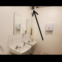 Ето го директорът-вояйор, който монтира камери в тоалетните на училище - още скандални разкрития: