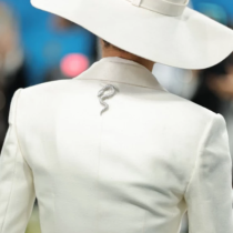 Веднъж се сгоди, а после друг ѝ предложи брак: Актрисата седна на два стола и не помръдва, светът е в шок!