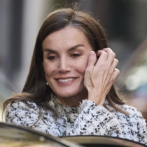 Най-търсеният зимен костюм от гардероба на баба е отново на мода! Топъл, елегантен и женствен