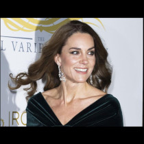 Мощно оръжие в ръцете на всяка жена: Бременната Кейт Мидълтън с рокля, създадена за новогодишно парти