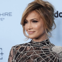 Дженифър Лопес показа майка си и сестрите си на 80-годишния рожден ден-Ако на тортата не пише 80, щяхме да решим, че е на 60