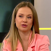 Лора Караджова разходи за пръв път третото си бебе-Снимка