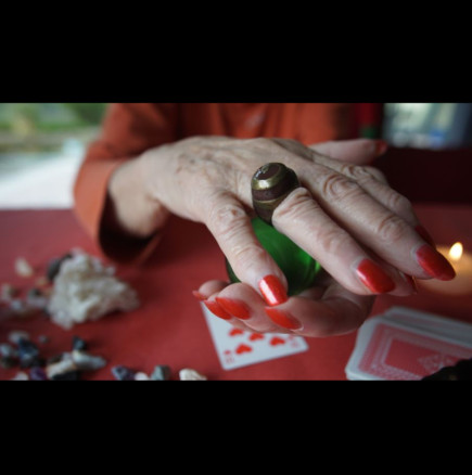 Хороскоп за декември според цигански карти: За една зодия това ще бъде решаващ месец с огромни житейски промени