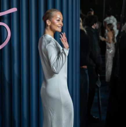 Най-известната албанка с рокля без бельо и с деколте под корема: Когато се обърна, показа ГОЛА РОКЛЯ, която оправдава името си