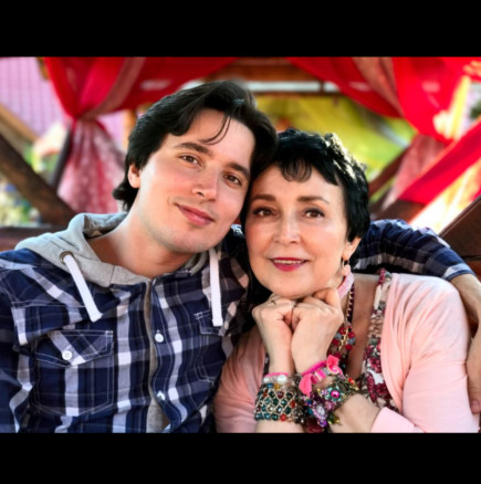 Защо младите мъже са привлечени от по-възрастни жени? 11 причини, които нямат нищо общо с външния вид