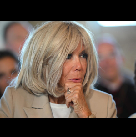 Феминистки погнаха Брижит Макрон, след като изля куп нецензурни думи по техен адрес: