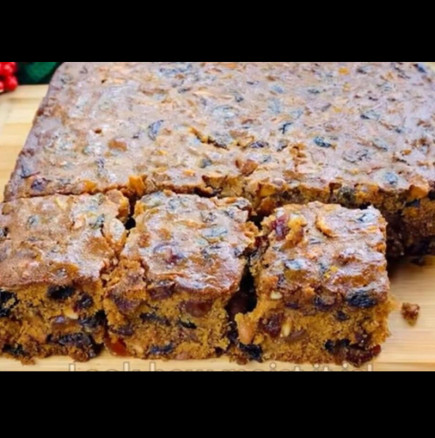 По-сочен от торта, ароматен и чудесно вкусен: Коледен сладкиш със сушени плодове, който ухае на празник!