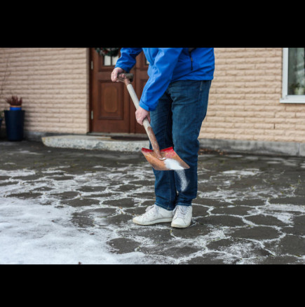 Забравете солта и пясъка, трябва да опитате това: Най-ефективният метод за топене на лед от пътеки и хлъзгави плочки