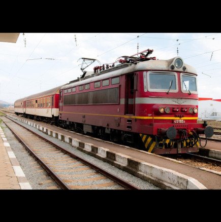 Потресаващо навръх Стефановден: Влак уби жена и дете край Сливен!