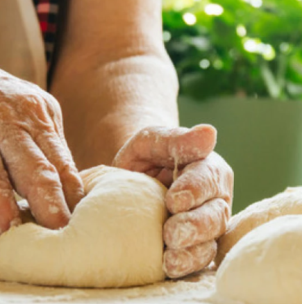 Професионалните пекари се кълнат в този трик: Тестото остава меко с дни благодарение на 2 забравени съставки