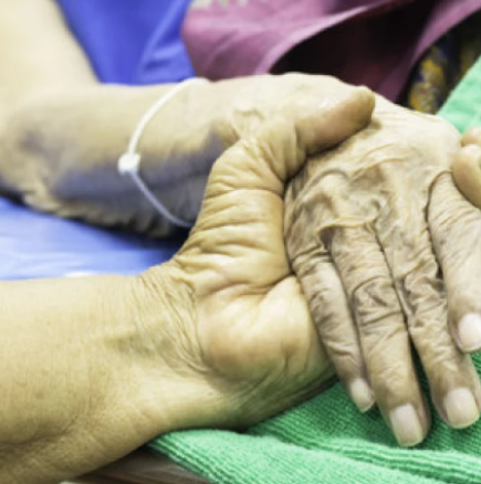 70-годишна семейна тайна изплува наяве: Умиращата ѝ майка разкри смразяващата истина, която промени живота ѝ напълно