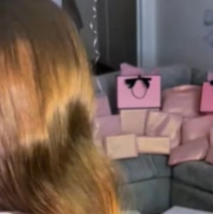 Тя показа какво е купила на дъщеря си за 11-ия ѝ рожден ден: Майка възмути хората, нападнаха я най-много заради един подарък