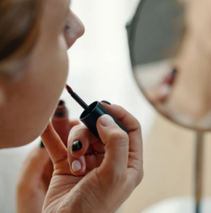 Изведнъж всички го намразиха, а то е червилото на червилата: Този цвят се завръща, няма по-добър нюанс за зимата + Нова година