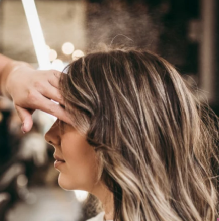 Най-модерните цветове за коса за зима 2025: Топлите нюанси освежават лицето, брюнетките и блондинките ги обожават!