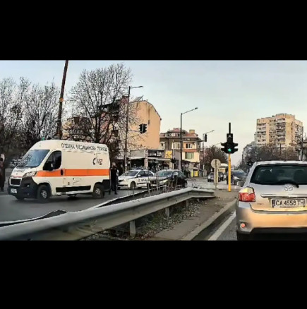 Жена блъсна дете пред училище в София - пресичало е на зелено! Детето е в