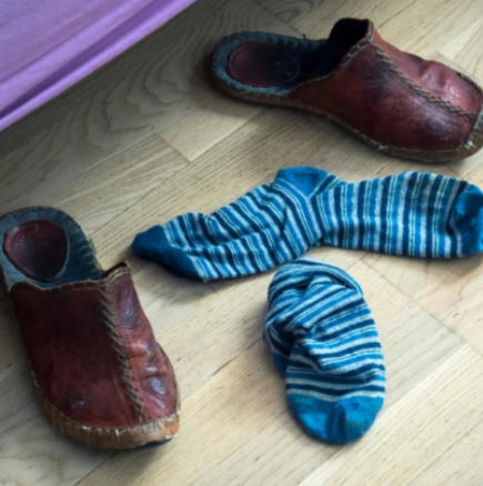 Оставяте ли си чорапите до леглото, преди да си легнете? След като чуете обяснението, никога повече няма да го направите