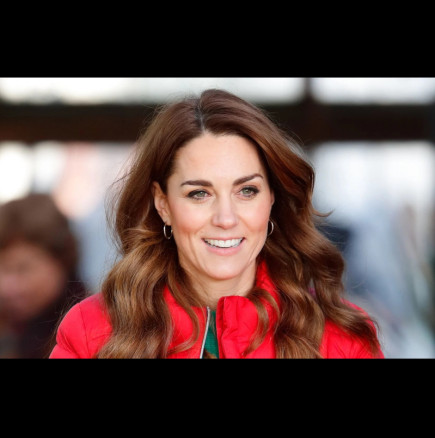 Когато Кейт Мидълтън пристигна на банкета, всичко спря: 2600 диаманта на главата ѝ, а роклята – шедьовър като от приказка!