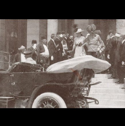 Когато видя лицето ѝ за първи път, то беше под маска и веднага се влюби: Оттогава не са се разделяли, отидоха заедно и в смъртта!