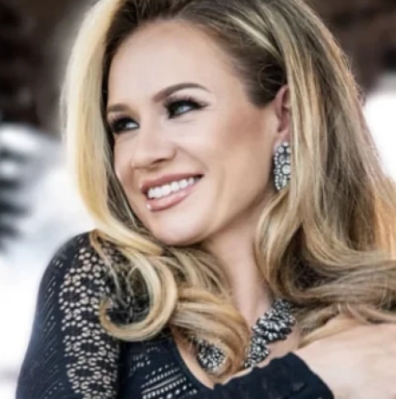 Щастлива новна за Лора Караджова