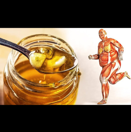 Ето какво се случва с тялото ви, когато започнете да ядете мед с чесън: Само 1 чаена лъжичка на ден и ще сравнявате ефекта със злато!