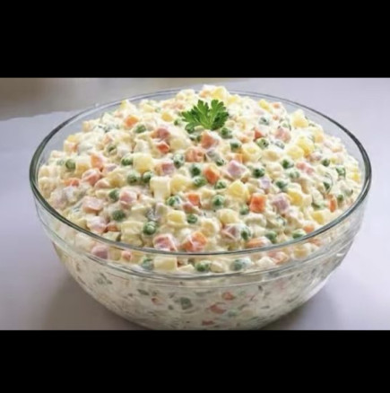 Моята рецепта за Руска салата - задължително я правя за Нова година! Кремообразна, сочна, пълна с вкусотии:
