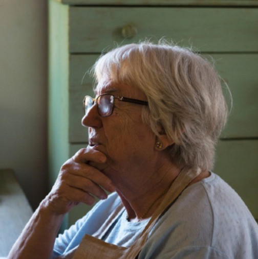 Свекърва ми дойде да почисти къщата ми след празниците: Тя окачи страховита снимка на стената в хола, вижте колко е зла!