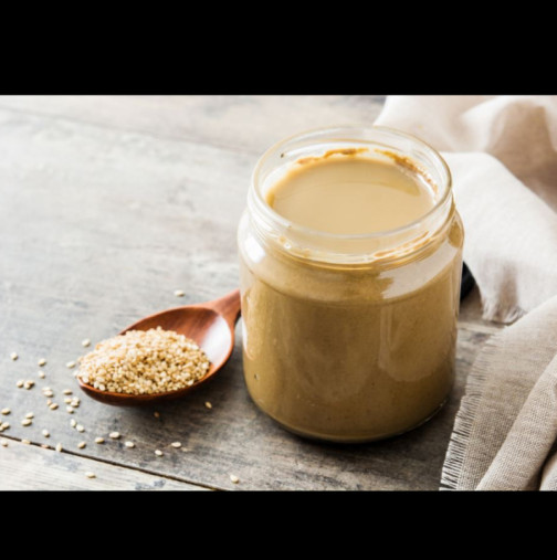 Рецепта за вкусен домашен тахан: Кремообразна сусамова паста, идеална за постни ястия и десерти!