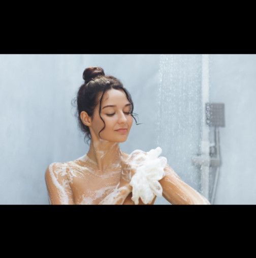 3 навика под душа, които съсипват кожата ви, без дори да осъзнавате: Шокиращо откритие на дерматолог