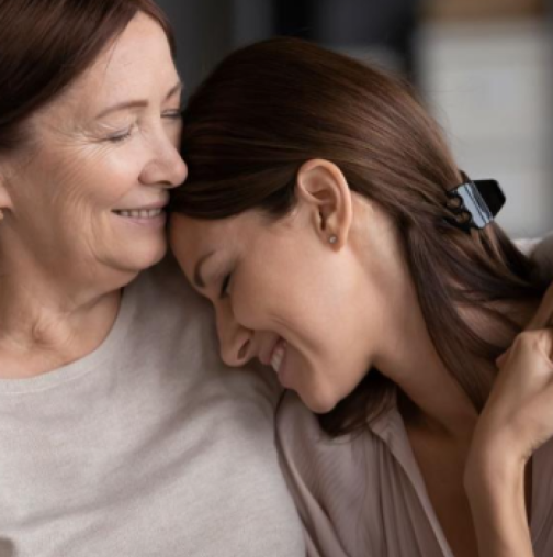 Защо майчината прегръдка е важна дори когато пораснем? Това е място, където едно нещо никога не се променя
