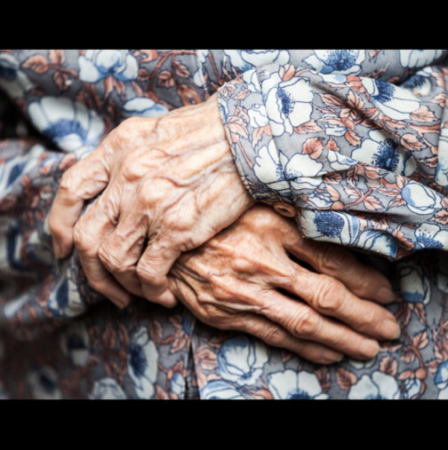 Какво е „миризмата на старост“ и как да се отървем от нея? Експерт по дълголетие твърди, че само една храна помага