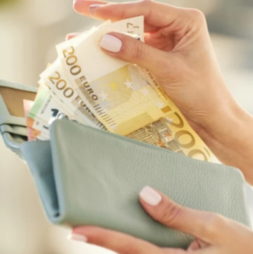 Ако заметете това под килима, ще привлечете купища пари: Никога не бихте направили това, но ще ви спаси от мизерия, кредити и дългове