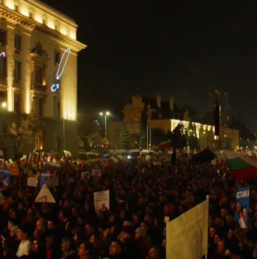 На живо протеста "Пеевски и Борисов вън от властта"