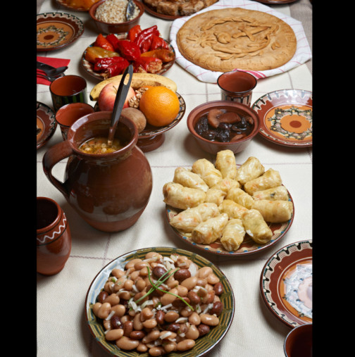 Утре е магичен ден, Бъдни Вечер! Никой не трябва да става от масата, а ето къде се поставя глава лук 