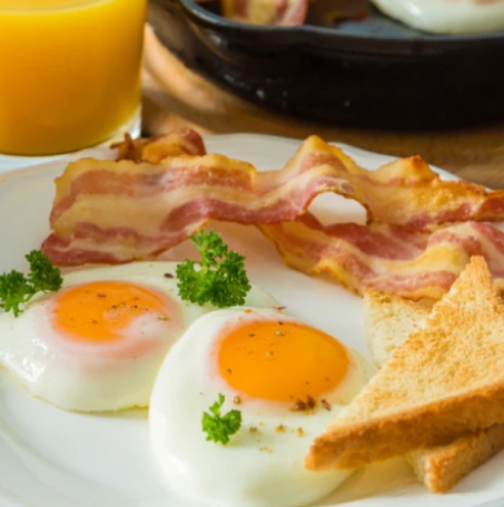 Холестеролът не скача заради бекона и яйцата: Диетолог разкрива виновниците, които разрушават черния дроб и натрупват мазнини