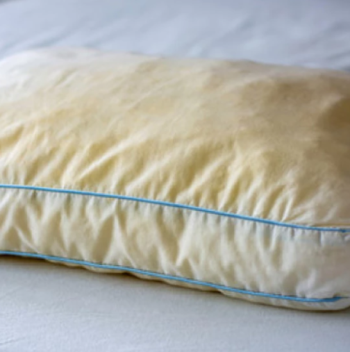 Жълтите възглавници стават бели като сняг: Ужасните петна изчезват за 15 минути, без пране или търкане