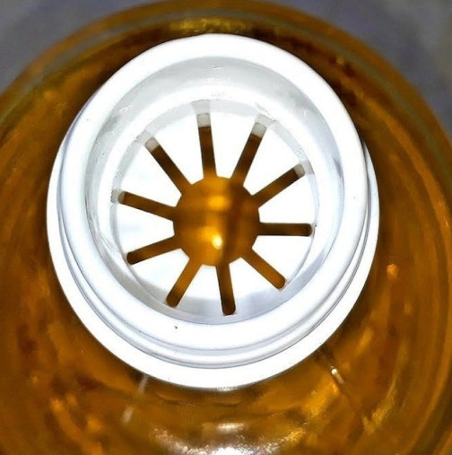 За какво са прорезите в гърлата на бутилките с растително масло?