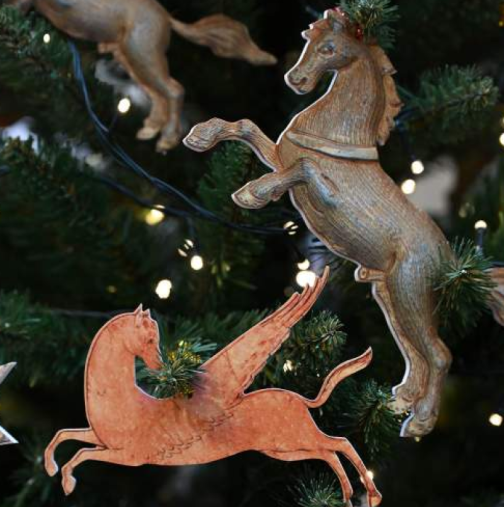 Огненият кон ще донесе късмет и просперитет: как да украсите дома си за Новата 2026 година