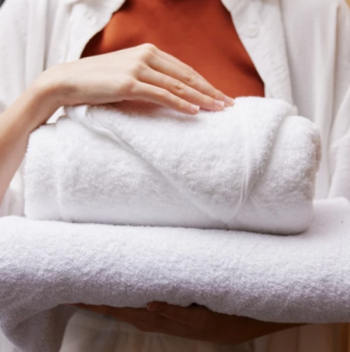 Кърпите ще бъдат бели и меки като в скъп хотел: Камериерката откри трик за пране без омекотител