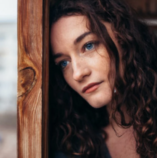 Годеникът ми почина от сърдечен удар два часа преди сватбата! След три месеца открих ужасяващата му тайна, онемях от ужас