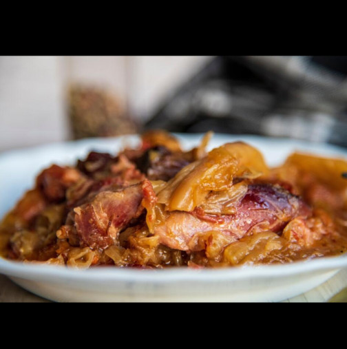 Сватбарска зелка - гозбата-мечта на всеки празник! Ето как се приготвя с ребърца по стара рецепта: